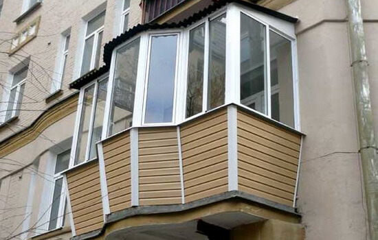 Виниловый сайдинг в наружной обшивке балкона в компании Балконский