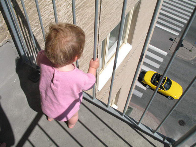 Особенности остекления балкона, когда в доме ребёнок