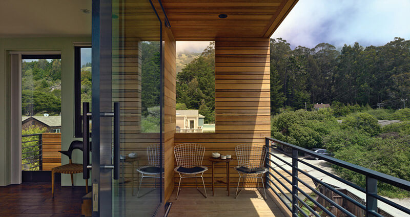 Балкон из дерева - 73 фото